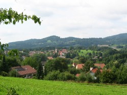Neukirchen - Blick oberhalb des Ziegelfelds in die Bayerwald-Berge 