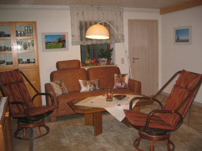 Blick in unseren Wohnzimmer-Bereich - große Couch un d zwei Schaukelsessel