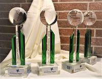 Die vier Pokale für den Klimaschutzpreis 2019 des Landkreis Straubing-Bogen. Einer davon steht in der Öko-Ferienwohnung im Landhaus Hübner